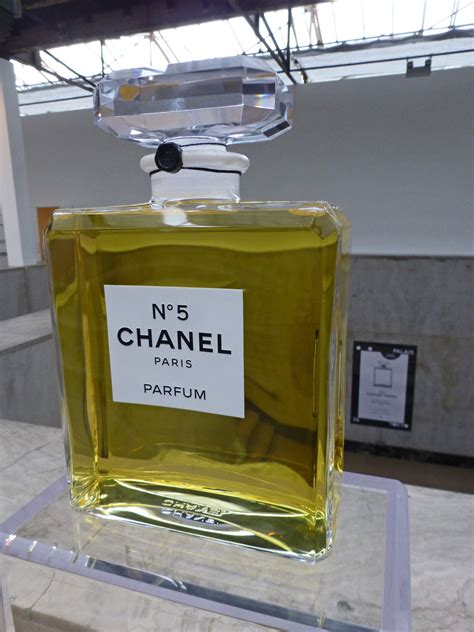 image de grosse bouteille de parfum chanel a imprimer|Plus de 30 photos gratuites de Chanel et de Parfum .